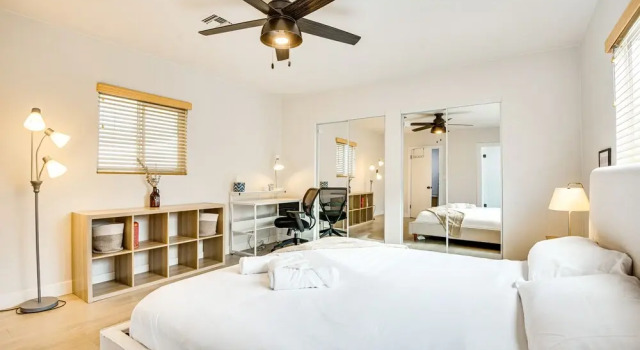 Centrally Located Los Angeles Home w/ Courtyard, Забронировать Отель Отели Лос-Анджелеса 3 звезды, 3*