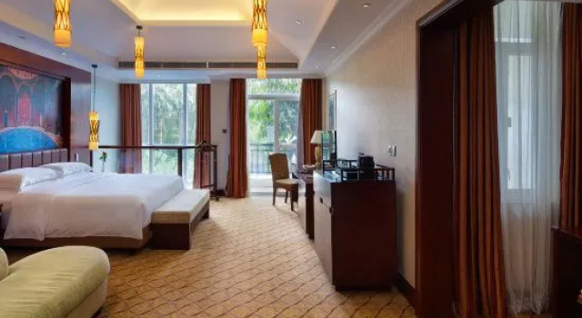 Семейный люкс Дуплекс с балконом и с видом на бассейн Goodview Hot Spring Hotel Tangxia