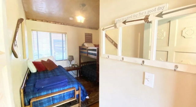The Roca Getaway 2 Bedroom Cabin by Redawning, Забронировать Дом для отпуска Биг-Бэар-Сити San Bernardino Mountains