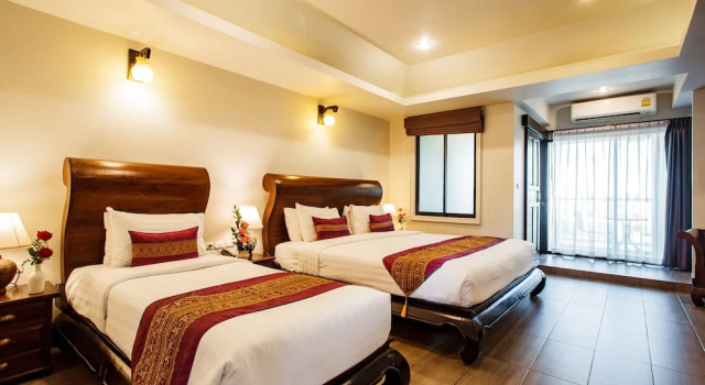 Трёхместный номер Deluxe с балконом Raming Lodge Hotel