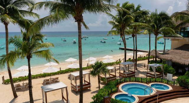 Кровать в общем номере с красивым видом из окна The Reef Coco Beach Resort & Spa- Optional All Inclusive