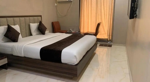 Кровать в общем номере Hotel Merakee - Near Dahisar Mira Road Mumbai