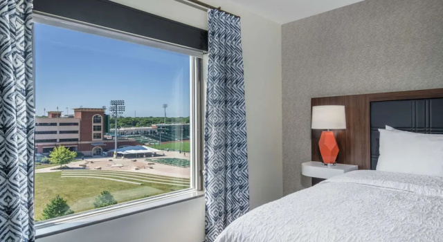Двухместный люкс с видом на парк Hampton Inn & Suites Fort Wayne Downtown