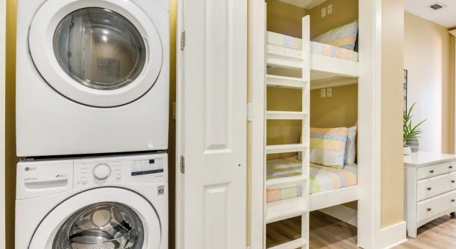 Bright & Modern Townhome: Steps to Miramar Beach!, Rezerwuj Apartament Hotele w Emerald Coast z parkingiem, Parking
