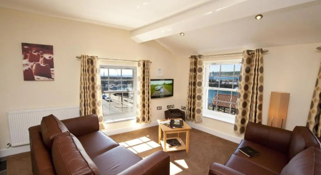 Апартаменты с 2 комнатами с видом на море Harbourside Apartments with Private Parking