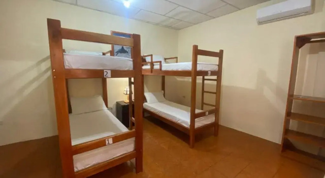 Кровать в общем номере (мужской номер) Hostal Vista al Mar