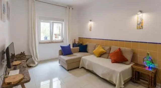 1-Bedroom Flat with Terrace, near Metro & Arena, Забронировать Апартаменты/квартира Отели Лиссабона с парковкой, рядом с Международный выставочный центр Лиссабона, Парковка