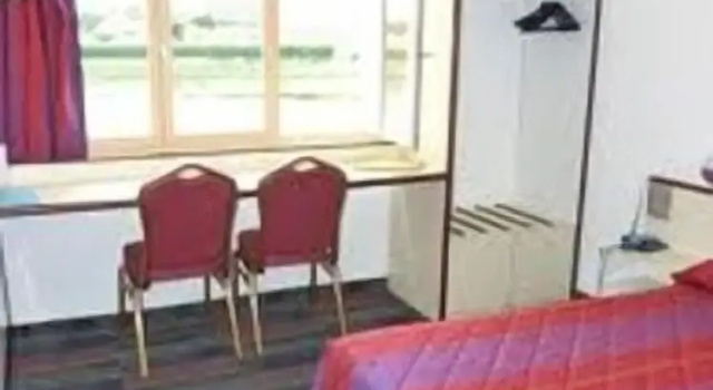 Номер Standard Brit Hotel Confort Gien