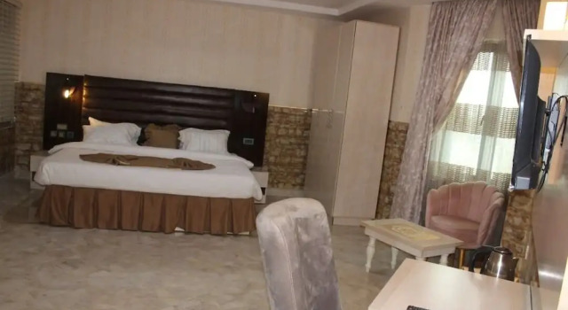 Candellux Imperial Hotel and Suites