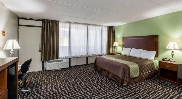 Четырёхместный номер Standard с красивым видом из окна Days Inn by Wyndham Midland