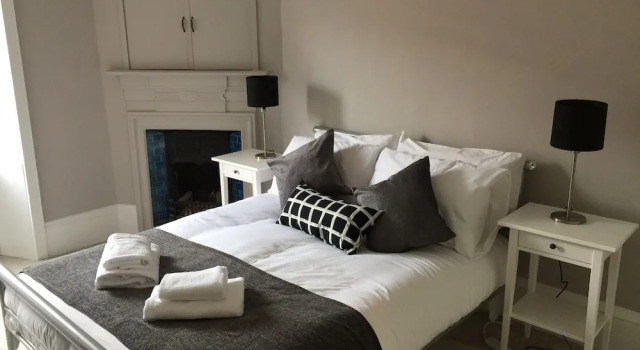 Apartment 2 Bed West End, Забронировать Апартаменты/квартира Северо-Запад Глазго, рядом с Больница «Гартнейвел»