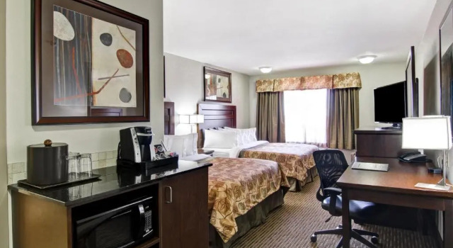 Четырёхместный номер Standard Coast Weyburn Hotel