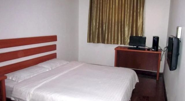 Noah Hotel (Jinan Daming Lake)(如家华驿酒店(济南大明湖历山路店)), Забронировать Отель Lixia District 