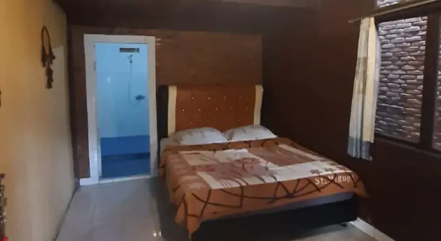 Laster Jonys, Book Hotel Tuk Tuk 