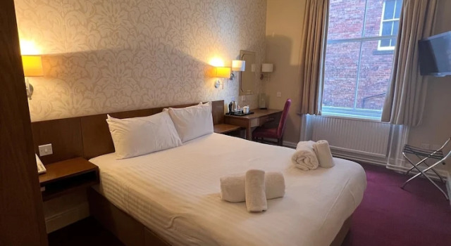 Номер Comfort The Crown Hotel