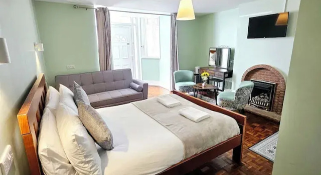 Basement 2 Bed Appartment with EVCharger