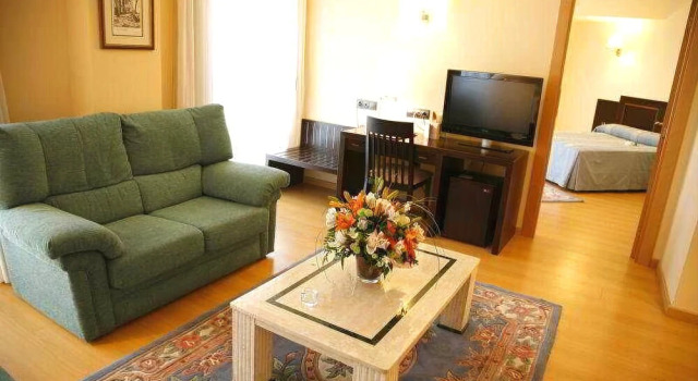 Jorge I, Prenota Hotel Lugo 