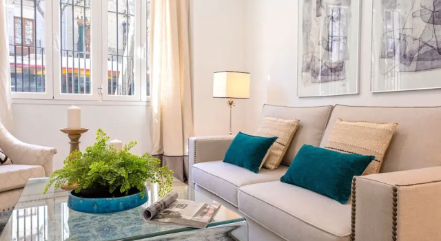 Beautiful 1 BD Apartment in the City Center Recaredo I