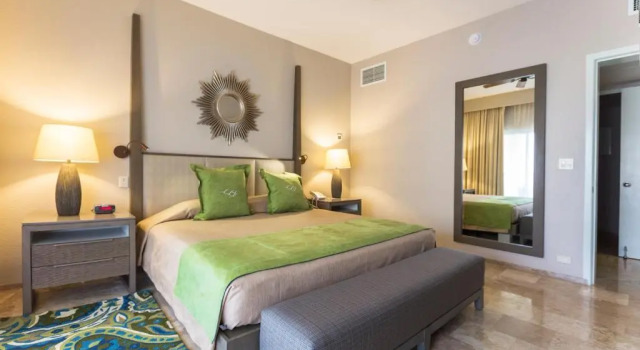 Люкс Deluxe c 1 комнатой Holiday Inn Club Vacations The Royal Sands All Inclusive