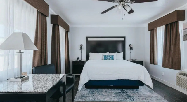 Полулюкс Deluxe Sea Air Inn & Suites - Downtown - Restaurant Row