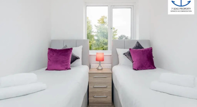 Luxury Two Bedroom by 7 Seas Property Serviced Accommodation Maidenhead with Parking