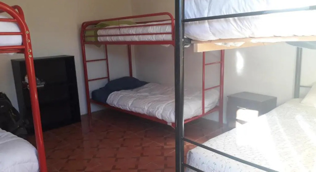 Кровать в общем номере Hostal Open House