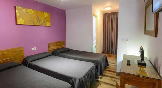 Hostal Ancora, Забронировать Отель Отели Льорет-де-Мар 3 звезды, рядом с Приходская церковь Сант-Рома, 3*