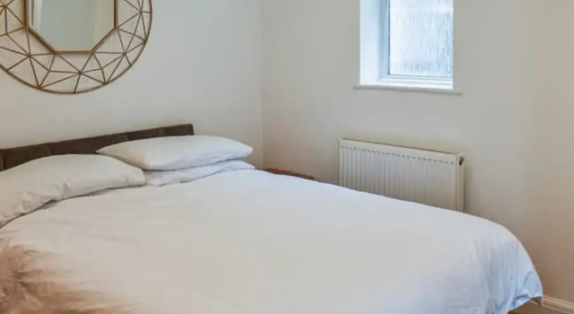 Immaculate 2-bed Bungalow in Weybridge, 预订 酒店 Weybridge 萨里