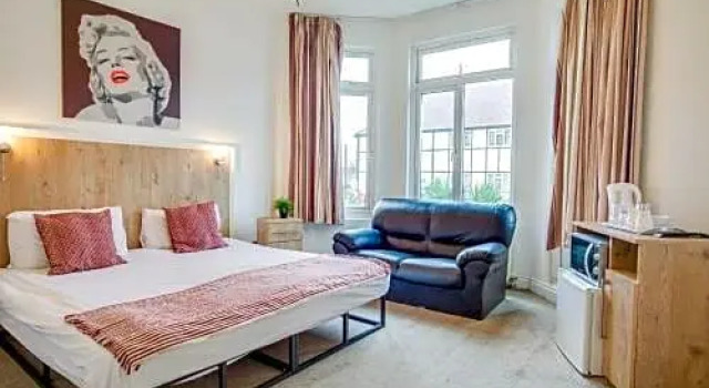 Двухместный номер Deluxe OYO TamTam Acton Hotel