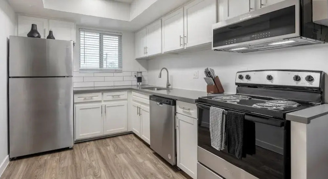 Апартаменты с 2 комнатами Landing Apartments Glendale near Catlin Court Historic District