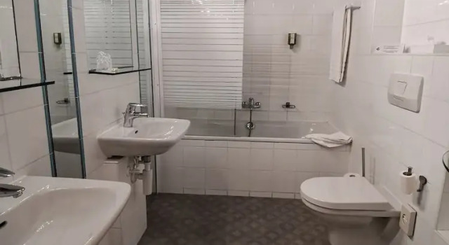 Трёхместный номер Standard LHôtel by Hostellerie du Château