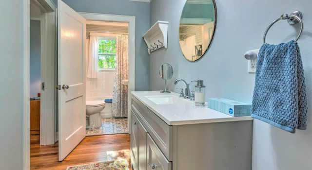 Коттедж с 3 комнатами Restored Mars Hill Home on 1 Acre: Walk to Town!