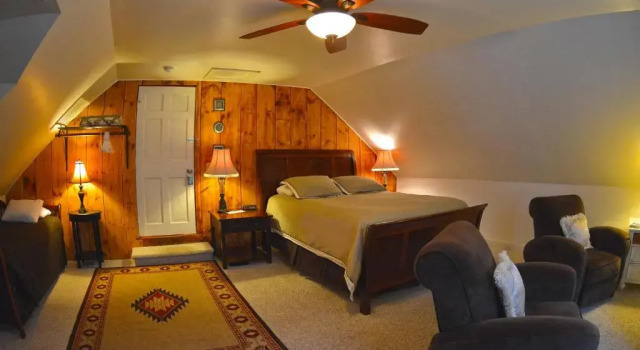 Люкс Deluxe Hyde Away Inn