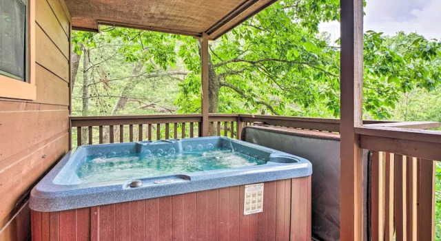 Коттедж c 1 комнатой с балконом Central Sevierville Cabin w/ Hot Tub & Views!