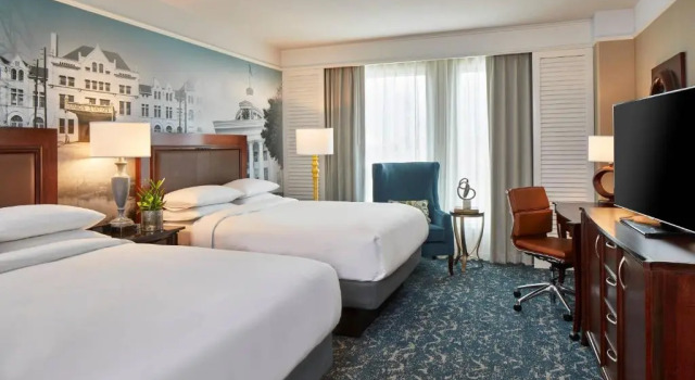 Четырёхместный номер Standard Renaissance Montgomery Hotel & Spa at the Convention Center