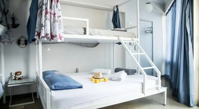 Кровать в общем номере с балконом Thanasis Place Hostel