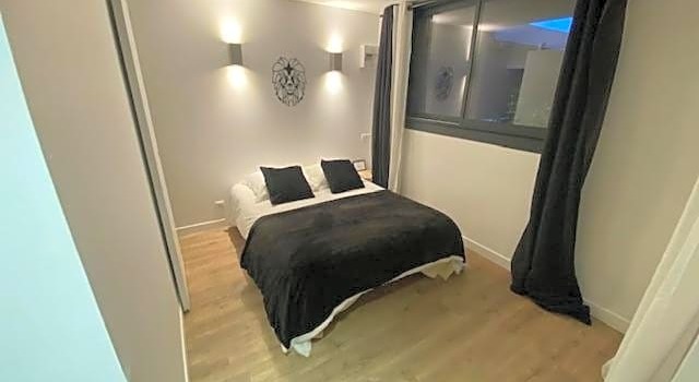 Четырёхместный номер Standard с балконом Hôtel Quai des Pontis
