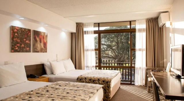 Четырёхместный номер Superior с балконом Auckland Rose Park Hotel
