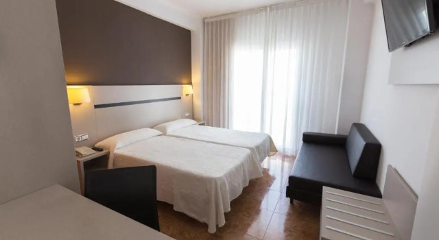 Трёхместный номер Standard с балконом Hotel Costa Brava