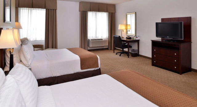 Четырёхместный номер Standard Holiday Inn Madison at The American Center by IHG