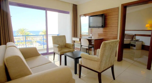 Семейный номер Standard с видом на море Le Monde Beach Resort & Spa