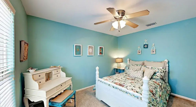 3BR 2BA 1.5 Blocks to Beach by RedAwning