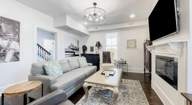 Коттедж 4BR Home w/ 1900s Charm, Yard Games & Fire Pit