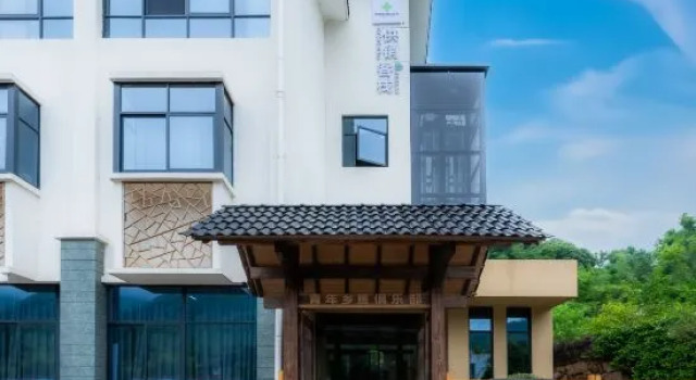 Chunfeng Baiyang Homestay, Prenota Hotel Hotel a Huzhou con piscina, Piscina