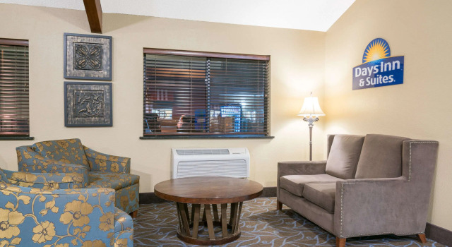 Days Inn & Suites by Wyndham Baxter Brainerd Area, Varaa Hotelli Hotellit Minnesota pysäköinnillä, Pysäköinti