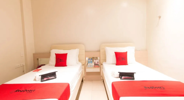 RedDoorz @ General Segundo Avenue Laoag, Prenota Hotel Laoag 