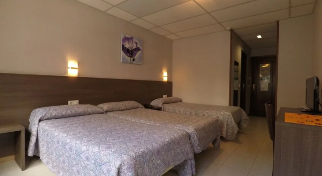 Трёхместный номер Somriu Hotel City M28
