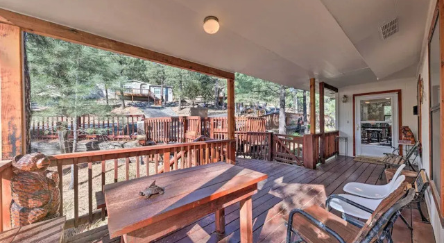 Коттедж с 5 комнатами с балконом Spacious Ruidoso Cabin < 3 Mi to Downtown!