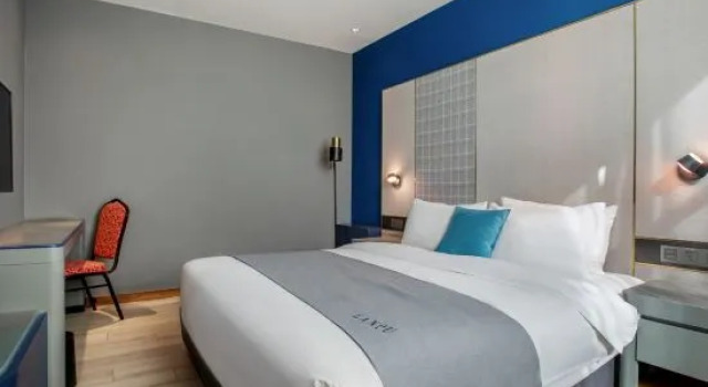 Трёхместный семейный люкс LANOU Hotel (Korla Jindu Square Peacock River Store)