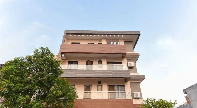 OYO 15834 Shubhangni Residency, Забронировать Отель Нойда штат Уттар-Прадеш
